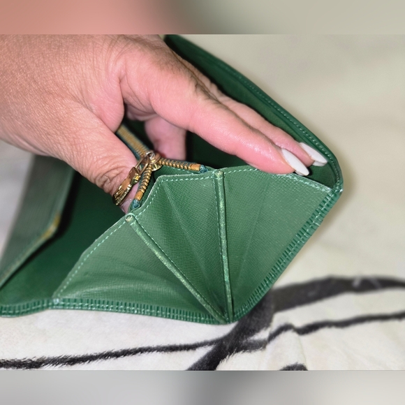 💯 Authentic Vintage Louis Vuitton Epi Sarah Wallet (Green) - Picture 12 of 16